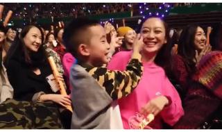 陈小春应采儿回农村老家办婚礼村民是如何做的 陈小春演唱会应采儿